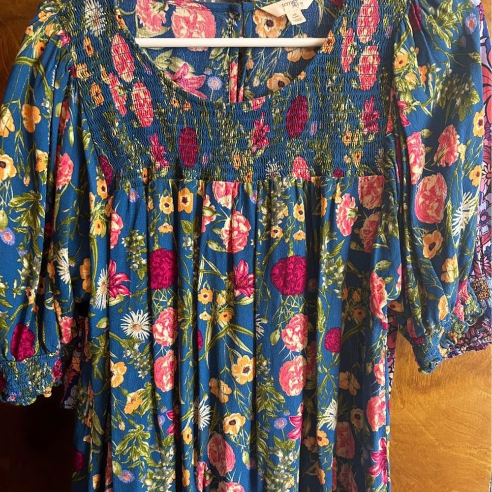 Bundle 2 Maurices tops, identical style two different colors.